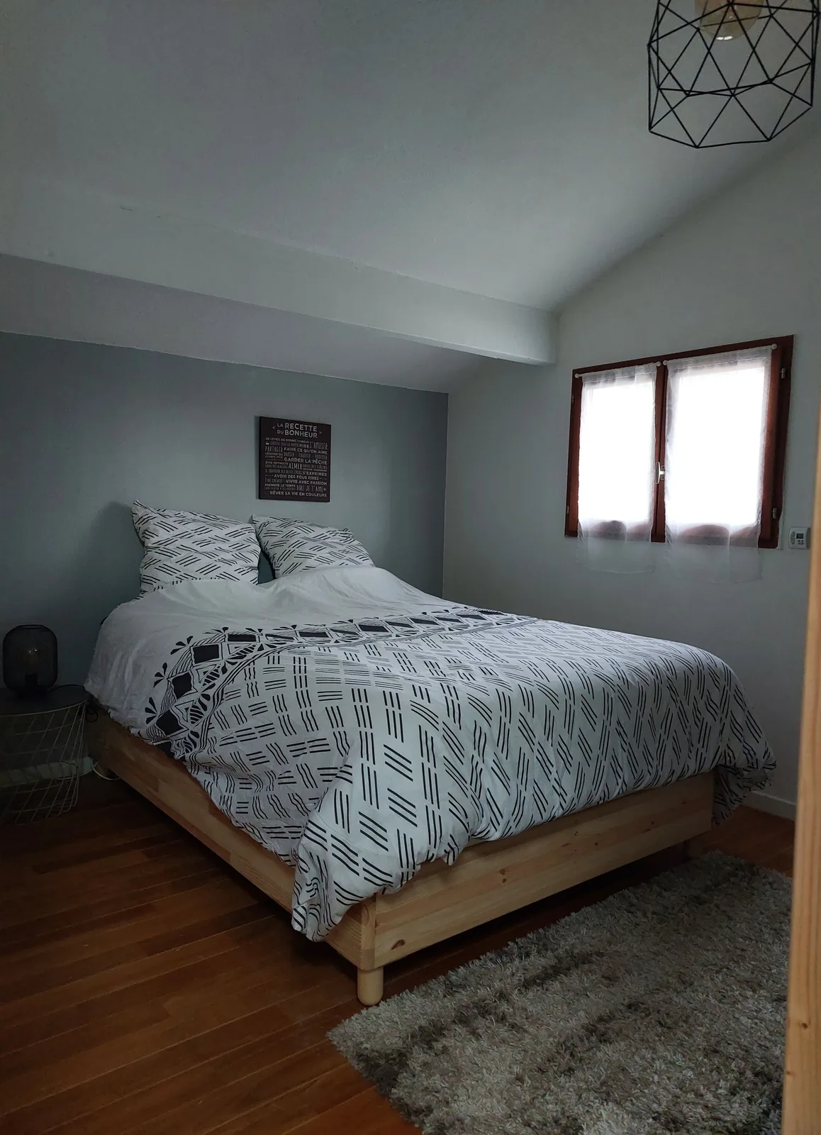 Chambre blanche à l’étage côté jardin