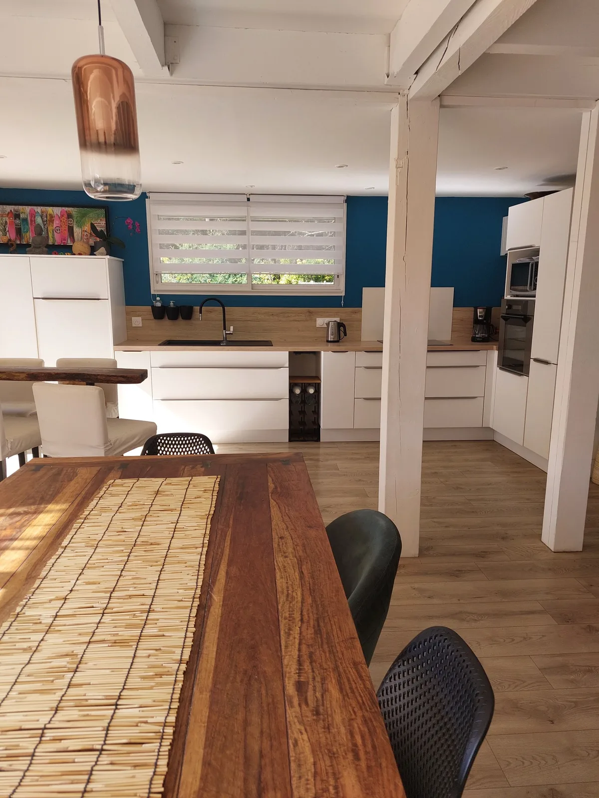 Cuisine ouverte sur le salon et la salle à manger