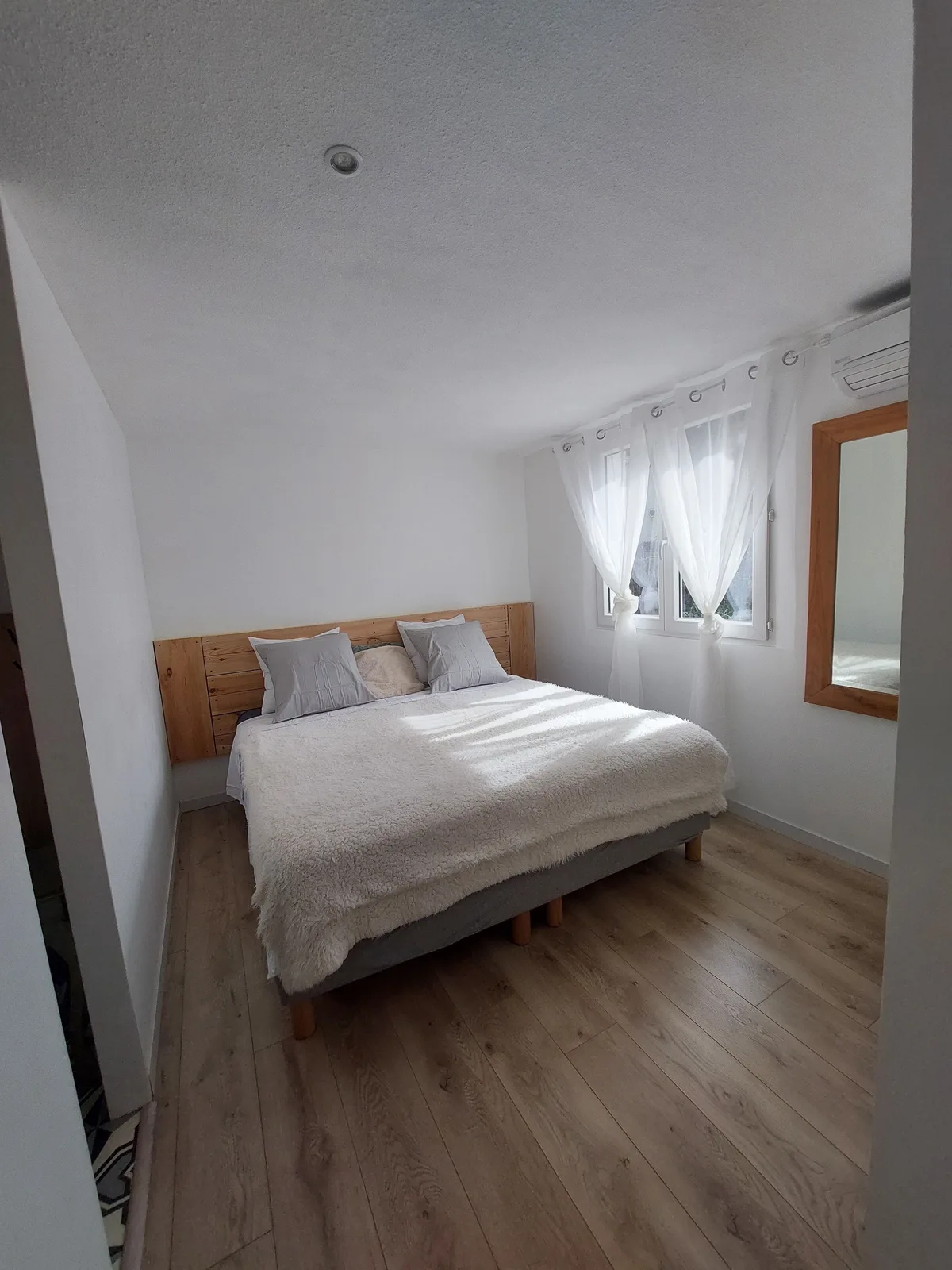 Grand lit de la suite parentale au rez-de-jardin