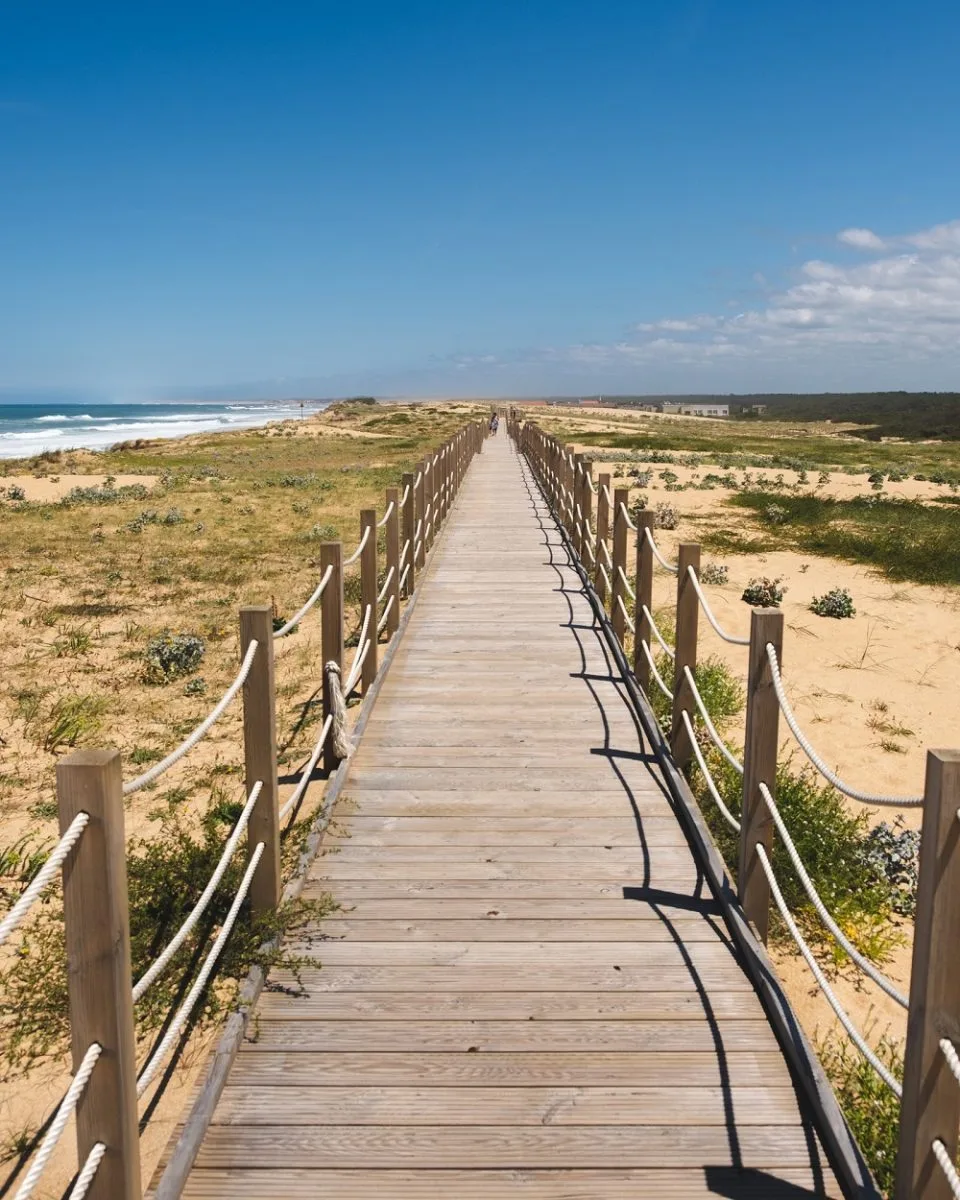 Passerelle en bois menant vers la plage de Labenne
